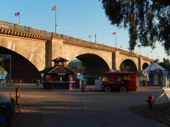 Ein verrückter Amerikaner hat vor vielen Jahren die original London Bridge gekauft, die Steine durchnummeriert und sie am Lake Havasu wieder aufbauen lassen - die spinnen die Amis 