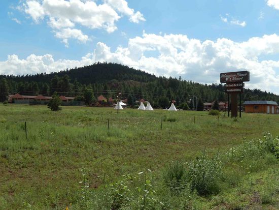 Nein - wir wohnen nicht in den Tippis sondern in dem Haus dahinter.....