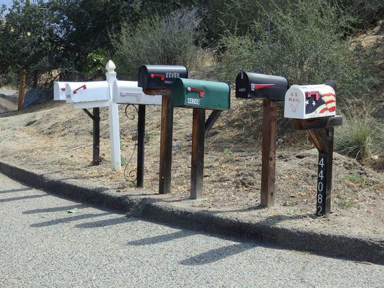 Das erleichtert dem Postboten die Arbeit - einmal anfahren und gleich 7 Familien bedienen.