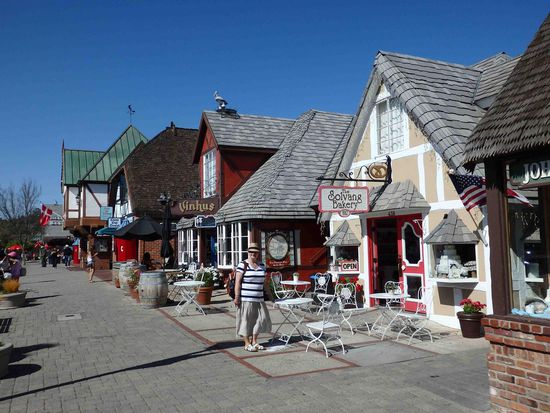 Ein Straßenzug mit netten Cafés - die schrecklichen Giftshops haben wir nicht im Foto festgehalten