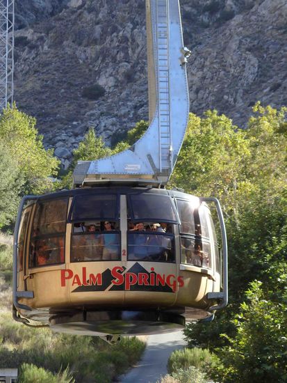 80 Personen können transportiert werden. Die Aussicht verändert sich durch den drehenden Fußboden ständig.