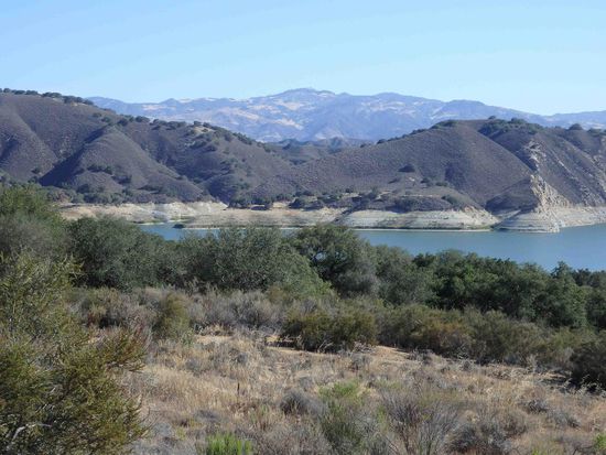 Blick auf den Cachuma See - der helle Rand ist normalerweise mit Wasser bedeckt.
