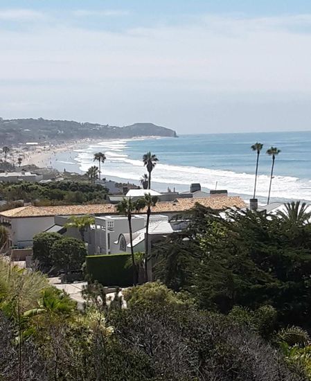 Diese Reihe Häuser und den fantastischen Ausblick auf den Strand sah man vom Straßenschild aus