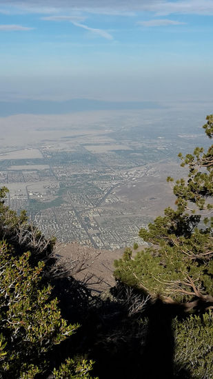 So winzig liegen die Häuser unten im Sonnenschein