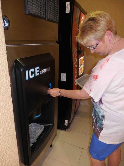 Tägliches Auffüllen der Dosen mit Eiswürfeln für die Kühltasche. Zum Glück gibt's in jedem Hotel eine Ice-Machine  