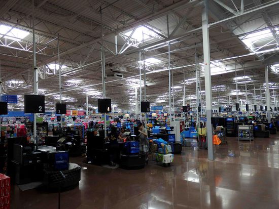 Eine Vielzahl von Kassen und Waren, soweit das Auge reicht.