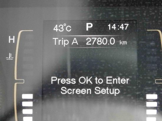 Oben links ist die Aussentemperatur zu sehen. Bei der Fahrstrecke muss man 570 km abziehen (vom Vormieter)