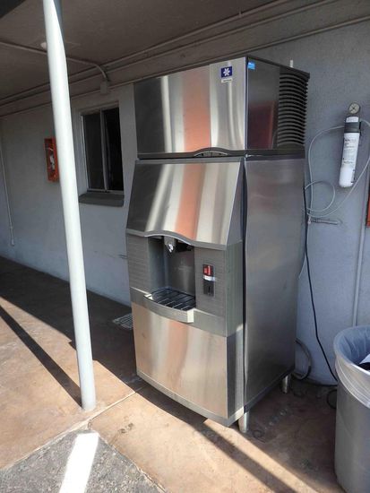 Eiswürfelautomat in der prallen Sonne und man muss noch bezahlen, wenn man Eis möchte - das hatten wir auch noch nie in einem der bisherigen Urlaube