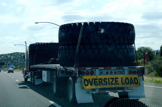 Auf dem Highway werden groooße Sachen transportiert  