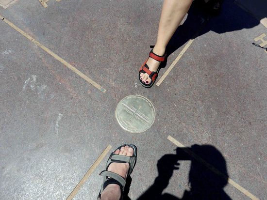 Zwei Füße - zwei Staaten