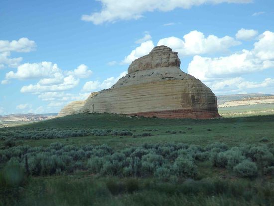 Ein einsamer Felsen mitten in der flachen Landschaft