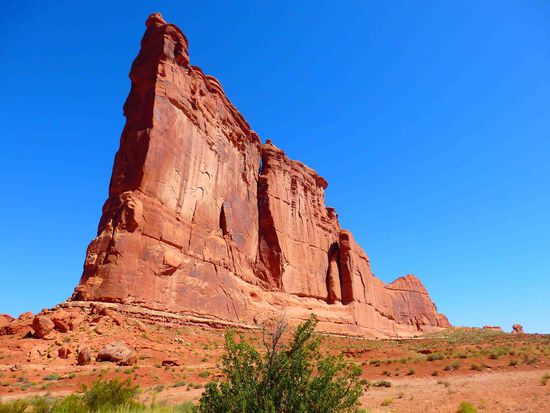 Gleich zu Anfang wird man von dieser beeindruckenden freistehenden Wand begrüßt.