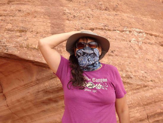 Sieht gefährlich aus, war aber sehr nett. Wegen des vielen Windes, der ihr den Sand in den Mund weht trug sie Mundschutz