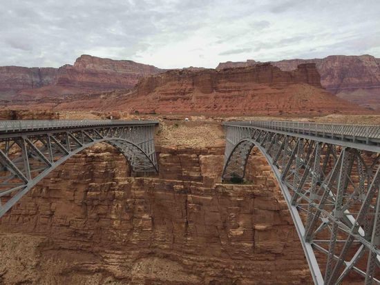 Eine Brücke für Fußgänger  - eine für Autos