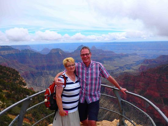 Über einen winzigen Steg sind wir mutig bis zum Rand gegangen