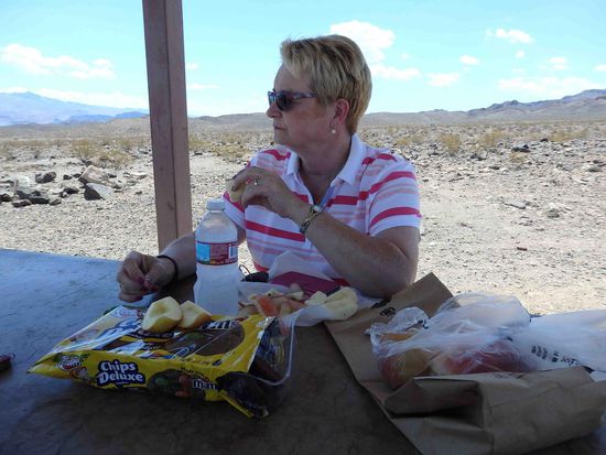 Heißer Wind und toller Ausblick auf den Lake Mead - war toll, auch wenn ich hier nicht gerade begeistert schaue   