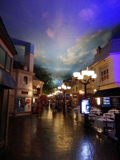 Unser Hotel liegt direkt angeschlossen an das Hotel Paris-Paris. Auf dem Bild sieht man die Bummelmeile IM Hotel