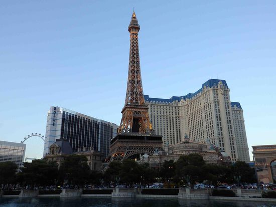 Links das Ballys, rechts Hotel Paris-Paris