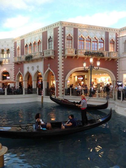 Dieser Gondoliere sang auch noch richtig gut. Die Gondel wird allerdings von einem kleinen E-Motor angetrieben