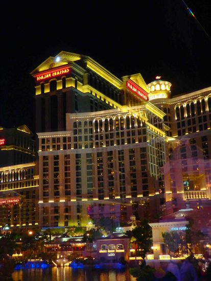 Keine Fotomontage: Das Bellagio wurde durch eine Scheibe fotografiert und das Caesar's Palace spiegelt sich darin   