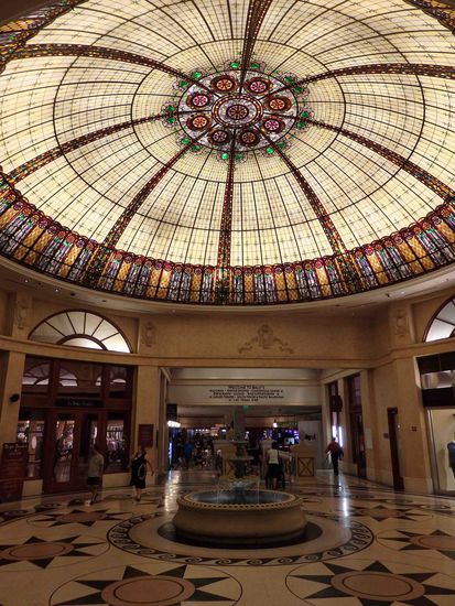 Eine tolle Glaskuppel im Jugendstil im Hotel Paris-Paris
