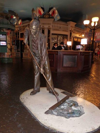 Diese Bronzefigur trägt den Titel "Nachwehen" und ist unser letzter Eindruck von Las Vegas beim Verlassen des Hotels     