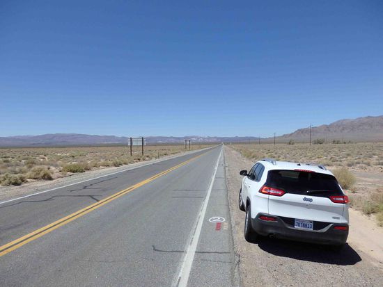Einfahrt ins Death Valley - so ging die Straße insgesamt 130 KM meistens einsam und schnurgeradeaus