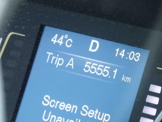 Kurze Zeit später machten wir die 5000 Km voll - genau um 14:15 Uhr zur Musik von Eros Ramazotti      (wir haben den Wagen mit 570 Km übernommen)