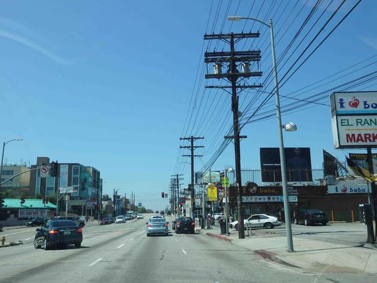 Dies ist zwar kein elitärer Stadtteil, aber die Masten stehen auch in Beverly Hills   