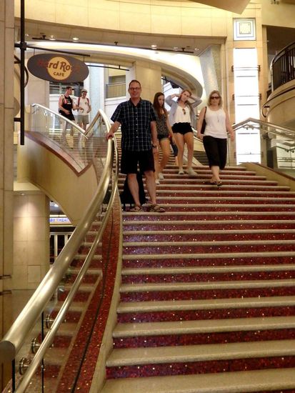 Und hier gibt's die goldene Statue heute: Im Dolby Theatre. Roland steht auf der Treppe, die die Stars zur Oskarverleihung hochsteigen  