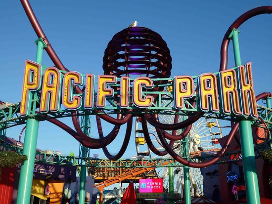 Auf dem Pier befindet sich eine ständige Kirmes