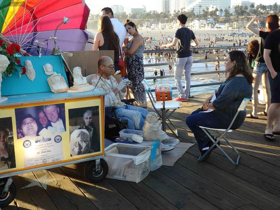 Dieser Künstler formte innerhalb weniger Minuten Plastiken seines Gegenübers