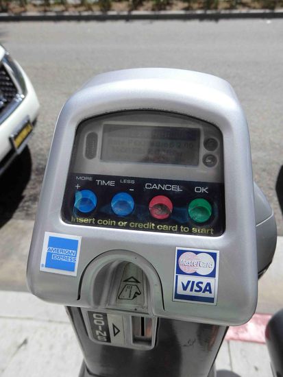 Parkgebühren zahlt man per Kreditkarte - bei DEN Preisen auch wohl dringend nötig  