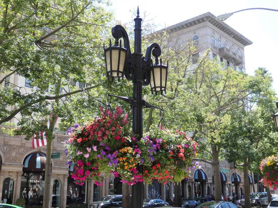 Blumen vor dem Eingang des berühmten Hotels Beverly Wilshire