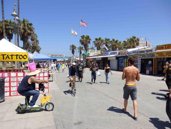 Der Herr mit rosa Hut machte Werbung für eine Strandboutique