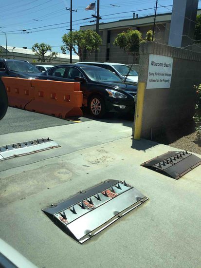 Diese Nägel lassen nur eine Einfahrt aufs Gelände zu - bei der Ausfahrt würden die Reifen zerstört