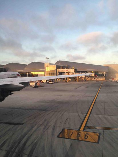 Wir bekamen während der längeren Wartezeit auf den Abflug einen bequemen Sitzplatz mit Aussicht