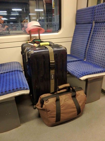 Es geht los: mit dem Zug zum Flughafen nach Düsseldorf