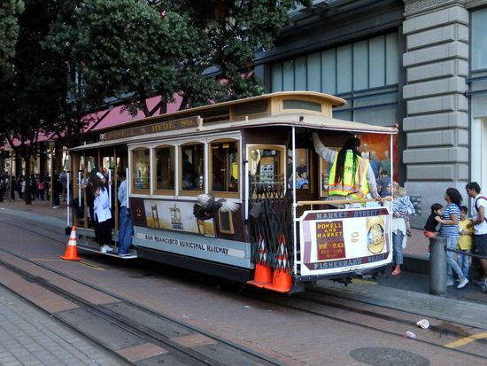 Wir sind angekommen. Müde aber glücklich schreiben wir nun in unserem Hotel (sehr einfach, aber zentral) den ersten Reisebericht. Morgen kommt schon das erste Highlight der Reise: Wir erleben den Unabhängigkeitstag hier mit dem großen Feuerwerk am Fishermen's Wharf.