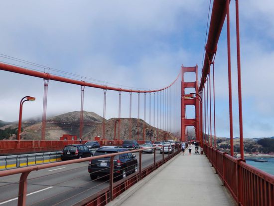 Autos, Fußgänger und auch jede Menge Radfahrer auf der Brücke