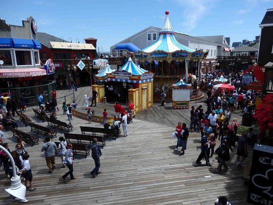 Auf dem Pier gibt es verschiedene Geschäfte, Restaurants, Karrussels usw.