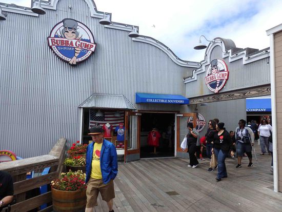 Und sogar an Bubba Gump aus dem Film Forrest Gump wurde mit einem Restaurant erinnert.