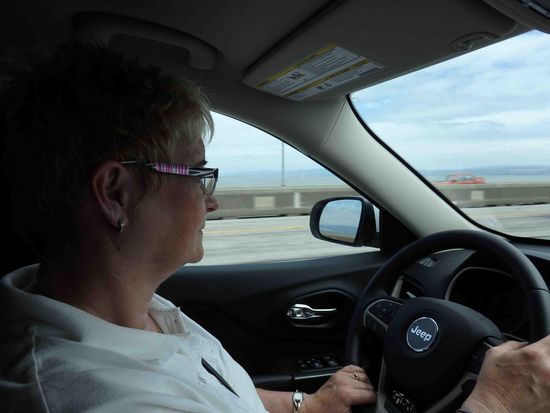 Volle Konzentration: ich muss mich erst einmal an das Auto und die vielen Fahrspuren gewöhnen.  