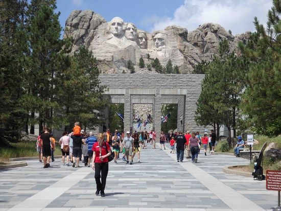 Der Eingang - der Weg ist gesäumt mit den Fahnen aller Bundesstaaten