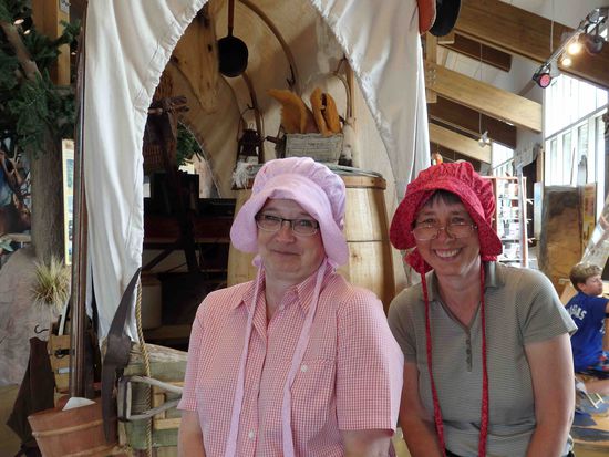 Westernladies vor ihrem Planwagen