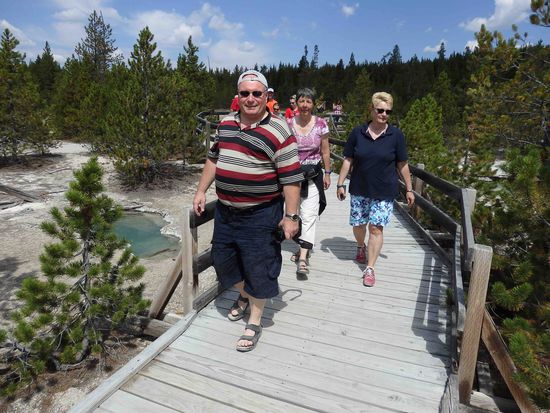 Auf sicheren Stegen ging es in das blubbernde Gebiet