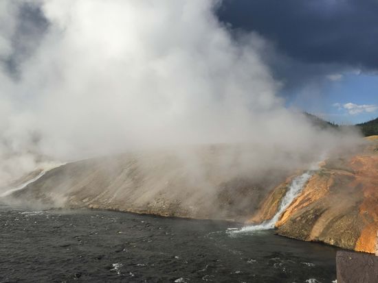 Der Fluss dampft - ist also wärmer als die Luft