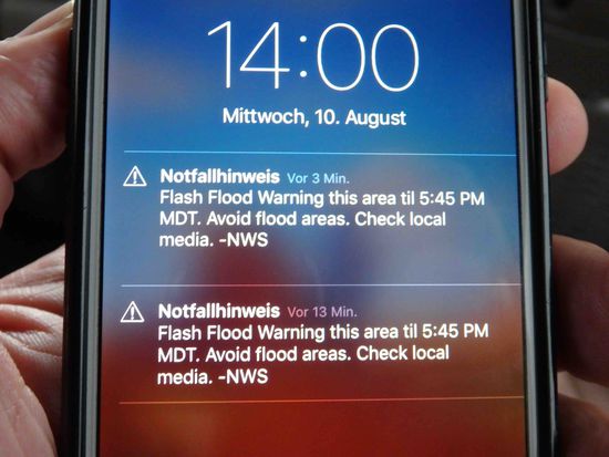 Warnung vor einer Springflut in diesem Gebiet, vermeiden Sie überflutetes Gelände, achten Sie auf die örtlichen Medien.