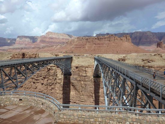Marbelcanyon - rechts die Brücke für Fußgänger, links für Autos