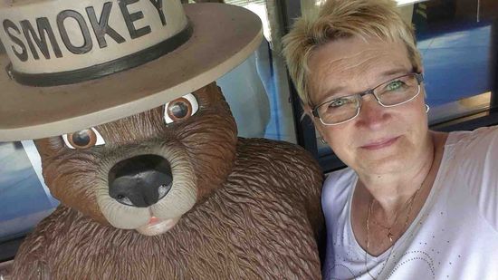 Smokey warnt überall unterwegs vor der Waldbrandgefahr und hat schön stillgehalten für das Selfie 